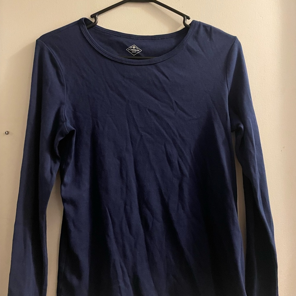 Long sleeved dark blue shirt.